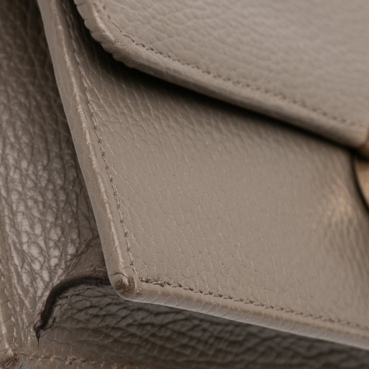 Gucci Interlocking G Dollar Calfskin Wallet on Chain Grijs