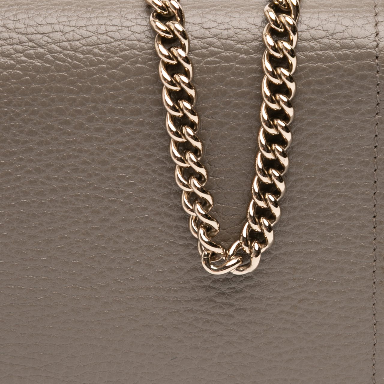 Gucci Interlocking G Dollar Calfskin Wallet on Chain Grijs