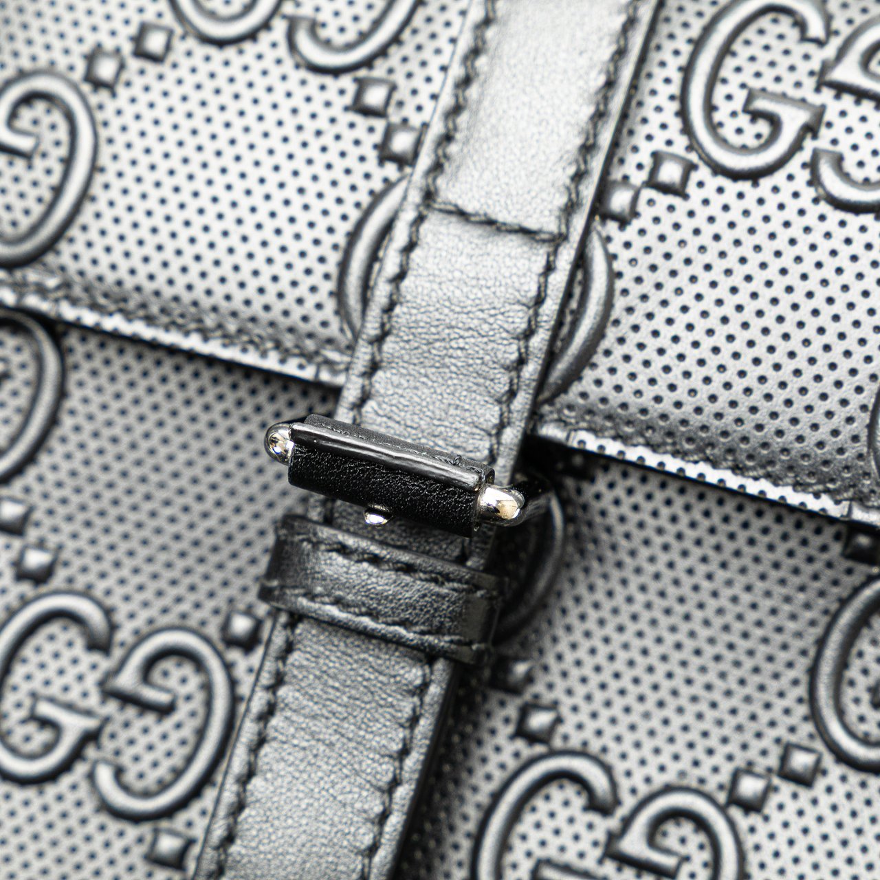 Gucci GG Embossed Perforated Double Belt Bag Zwart