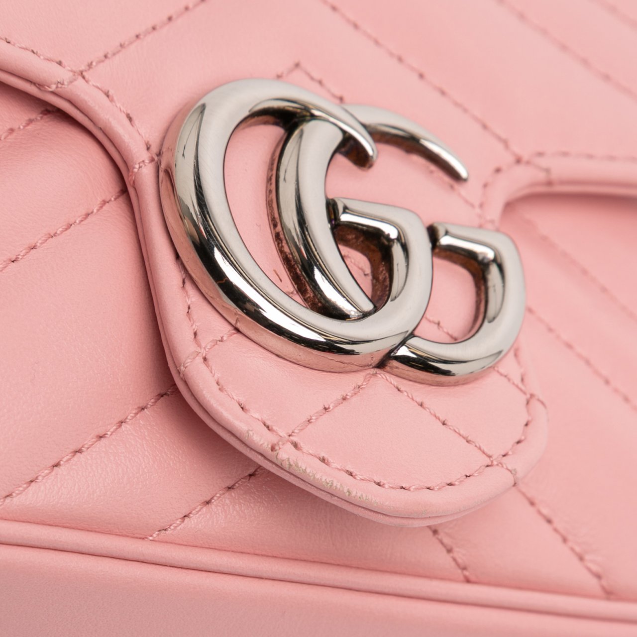 Gucci Mini GG Marmont Matelasse Leather Flap Crossbody Roze