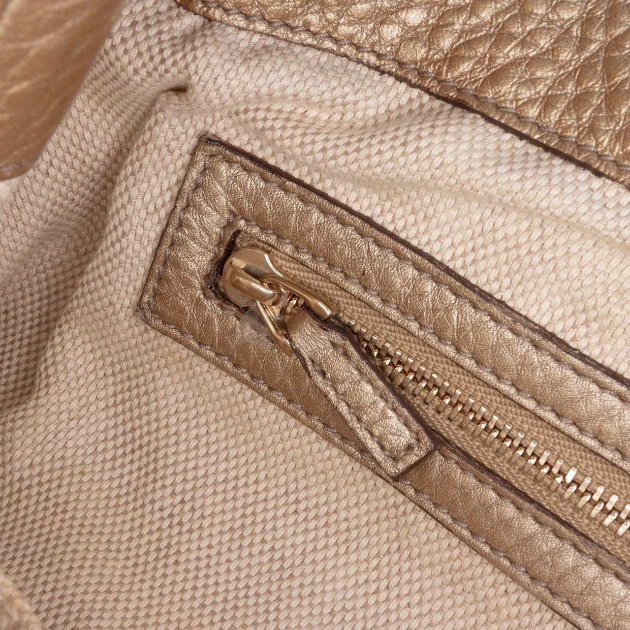 Gucci Medium Leather Soho Chain Tote Goud