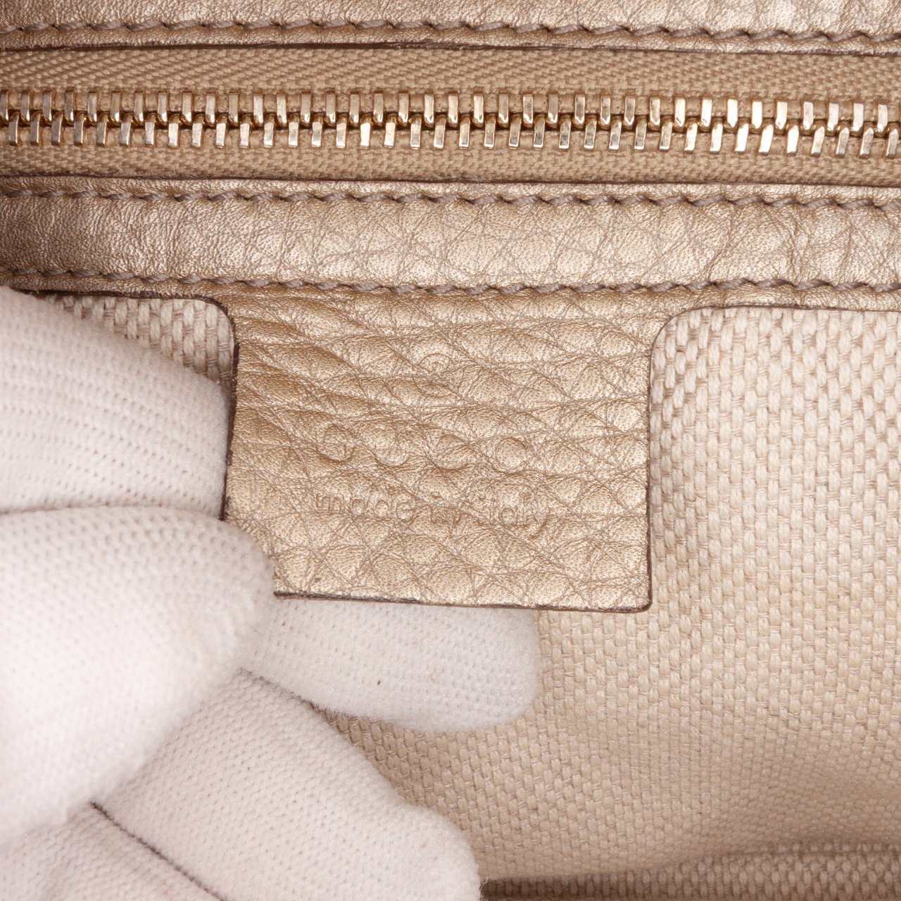 Gucci Medium Leather Soho Chain Tote Goud