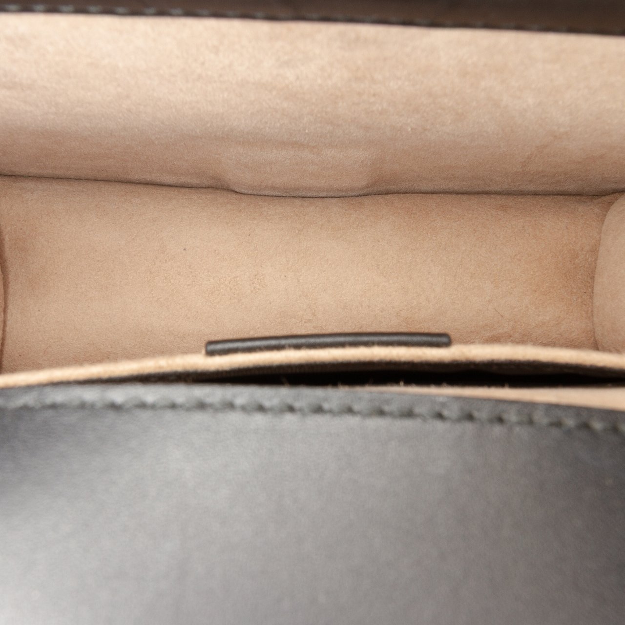 Gucci Mini Leather Web Sylvie Chain Crossbody Zwart