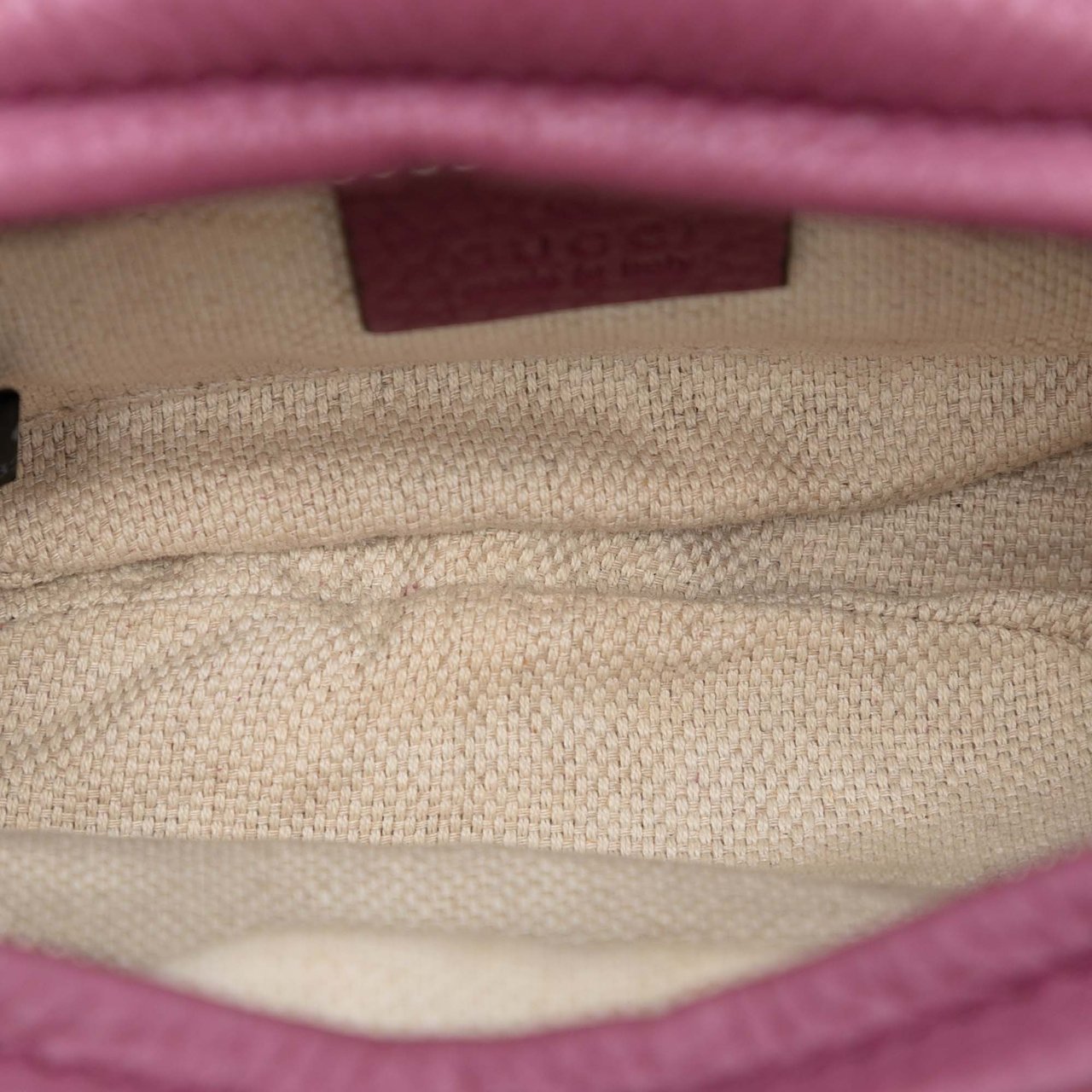 Gucci Mini Pebbled Calfskin Soho Chain Crossbody Roze