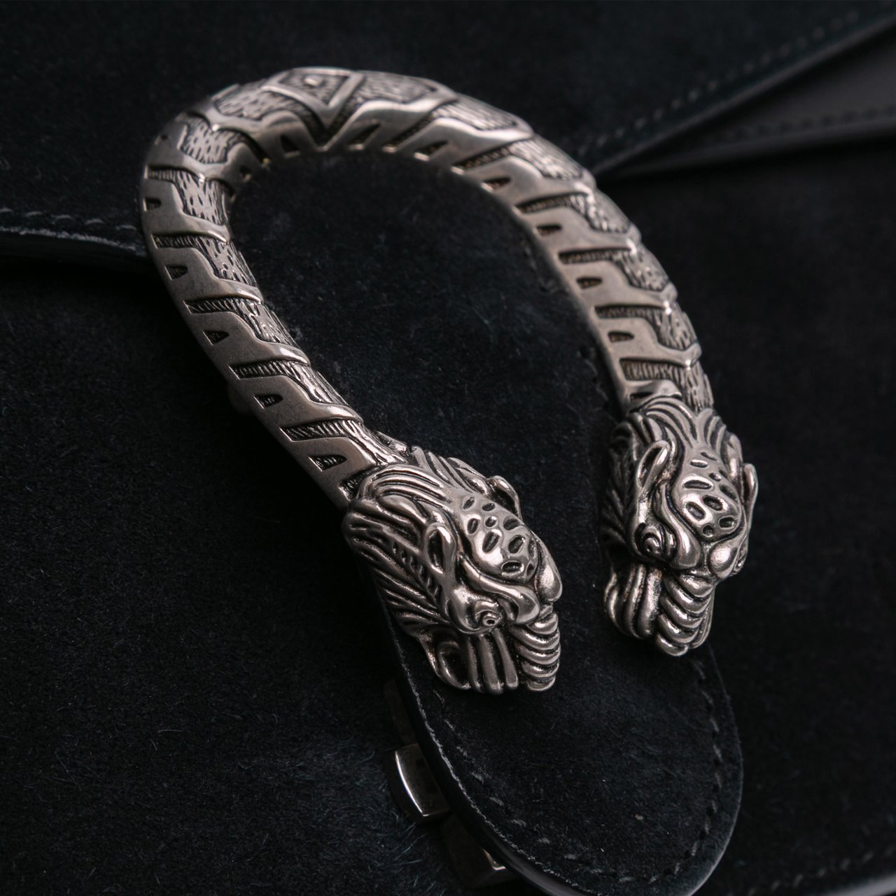Gucci Small Velvet Dionysus Shoulder Bag Zwart