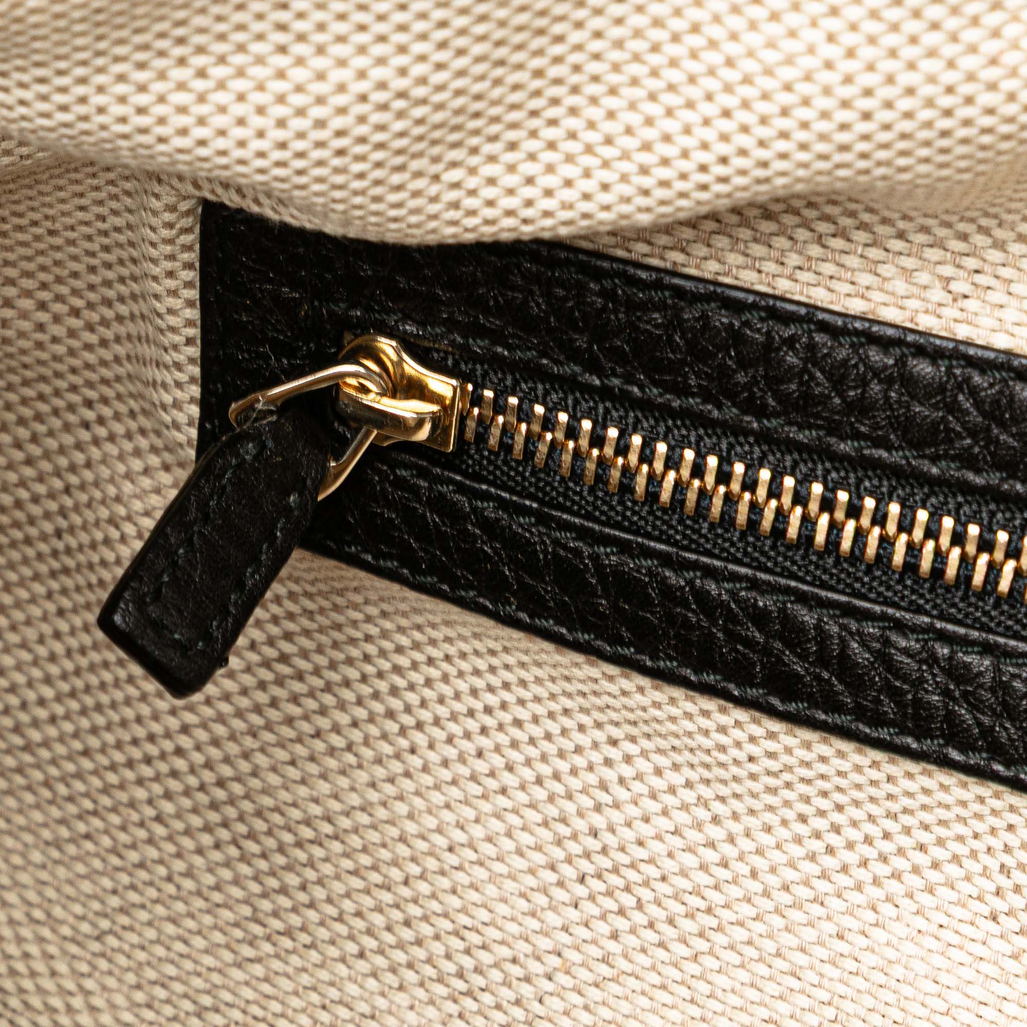 Gucci Medium Pebbled Calfskin Soho Boston Bag Zwart