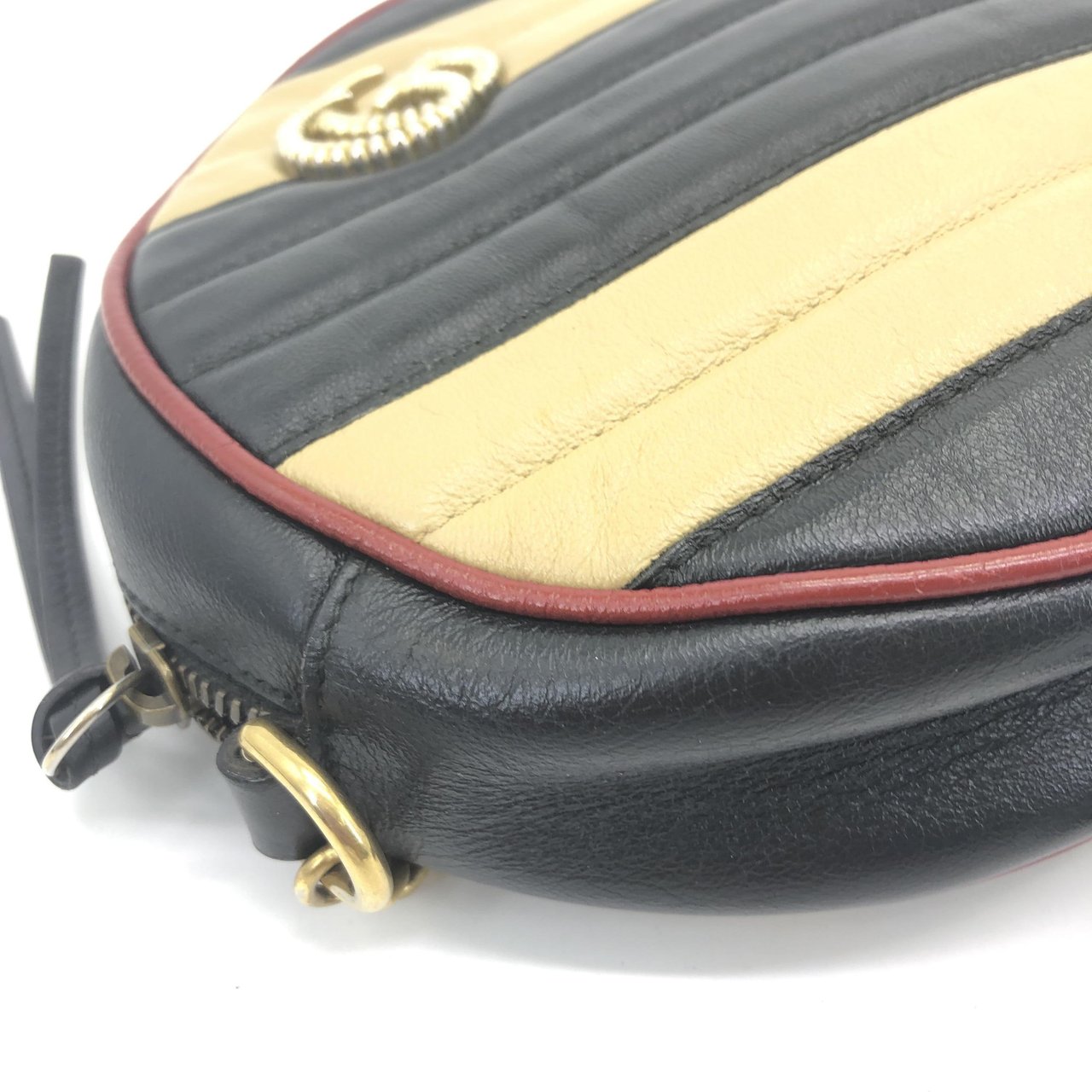Gucci GG Marmont Round Diagonal Quilted Leather Mini Zwart