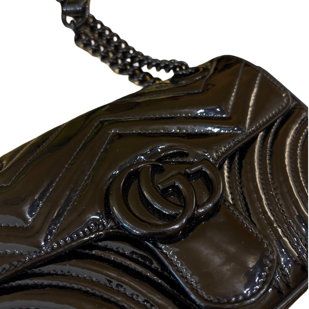 Gucci GG Marmont Flap Bag Matelasse Patent Mini Zwart