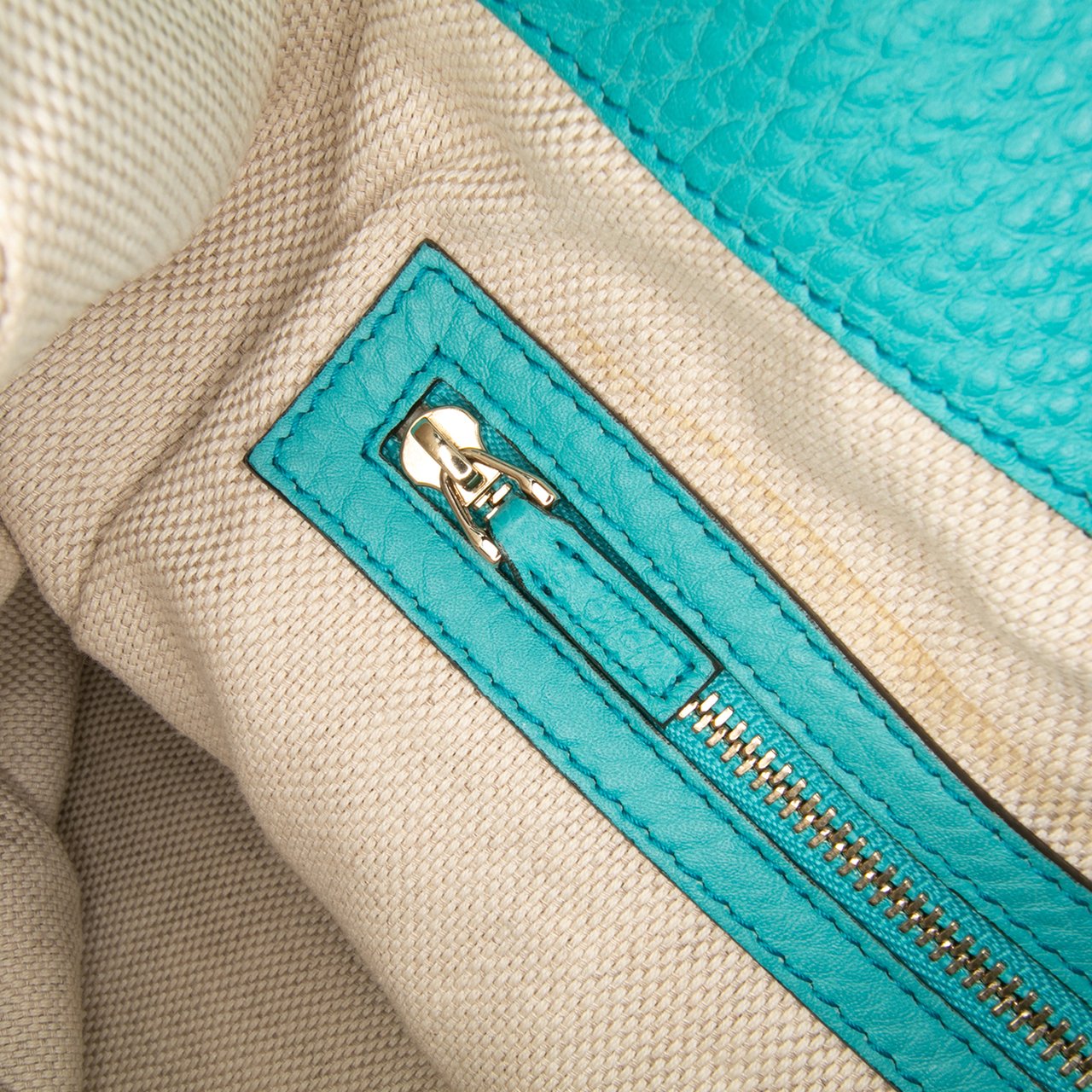 Gucci Medium Leather Soho Chain Tote Blauw
