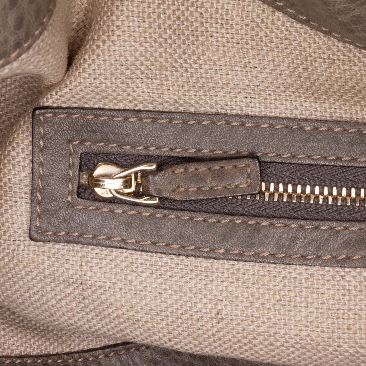 Gucci Medium Grained Calfskin Charlotte Hobo Grijs