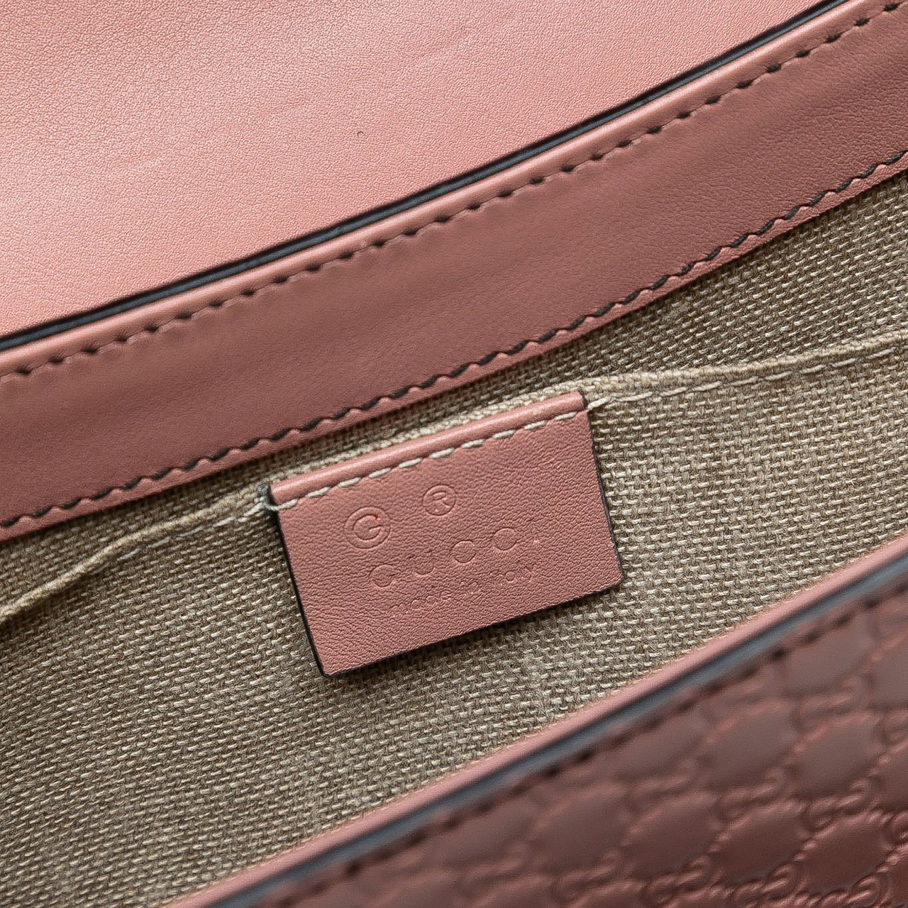 Gucci Medium Microguccissima Emily Shoulder Bag Roze