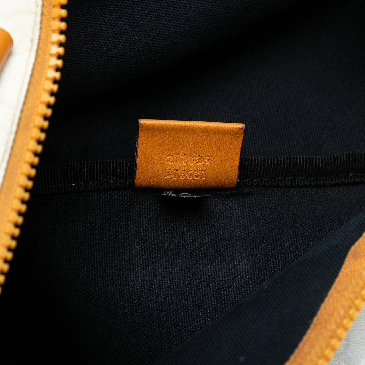 Gucci GG Supreme Heritage Logo Flat Zip Tote Wit