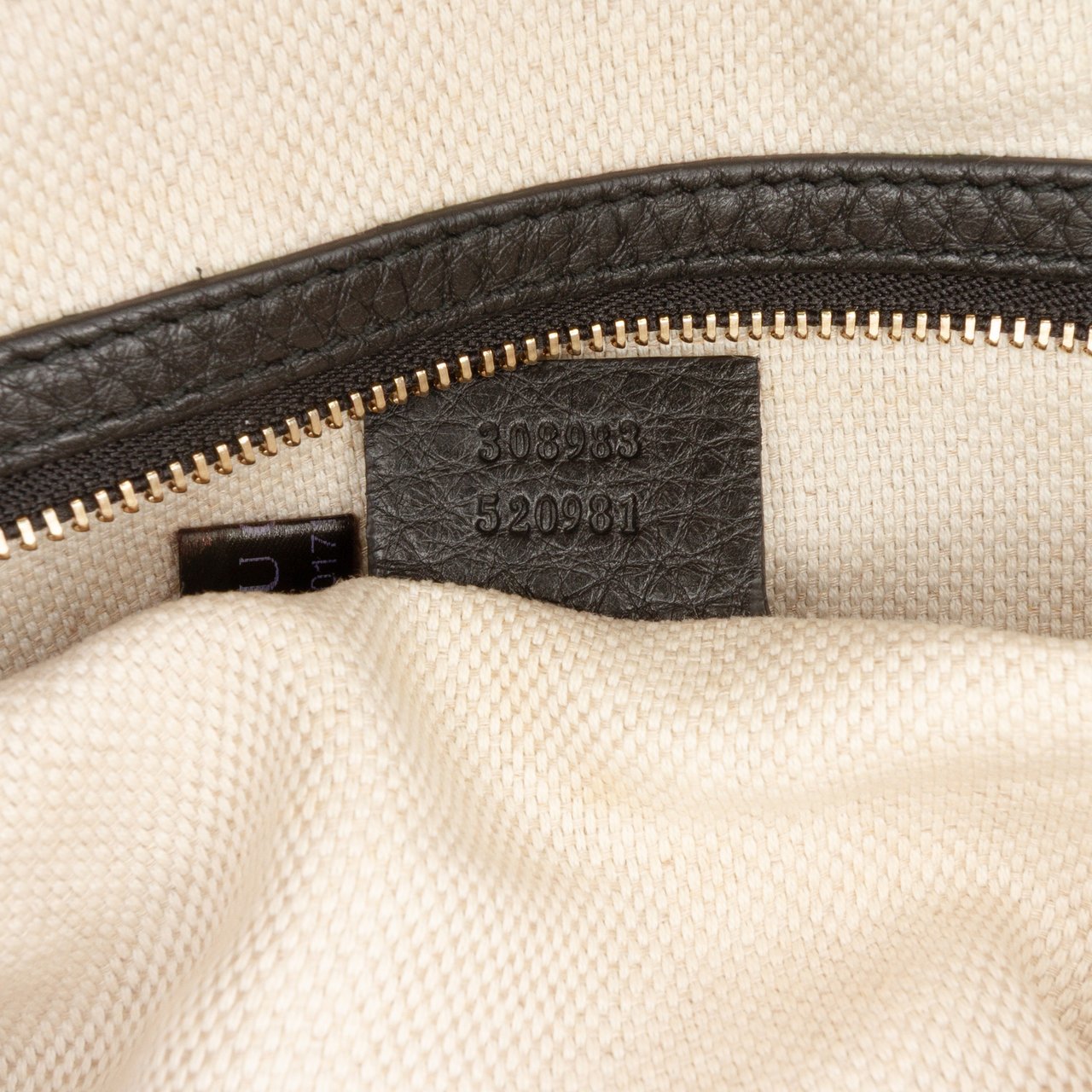 Gucci Pebbled Leather Soho Chain Zip Shoulder Bag Zwart