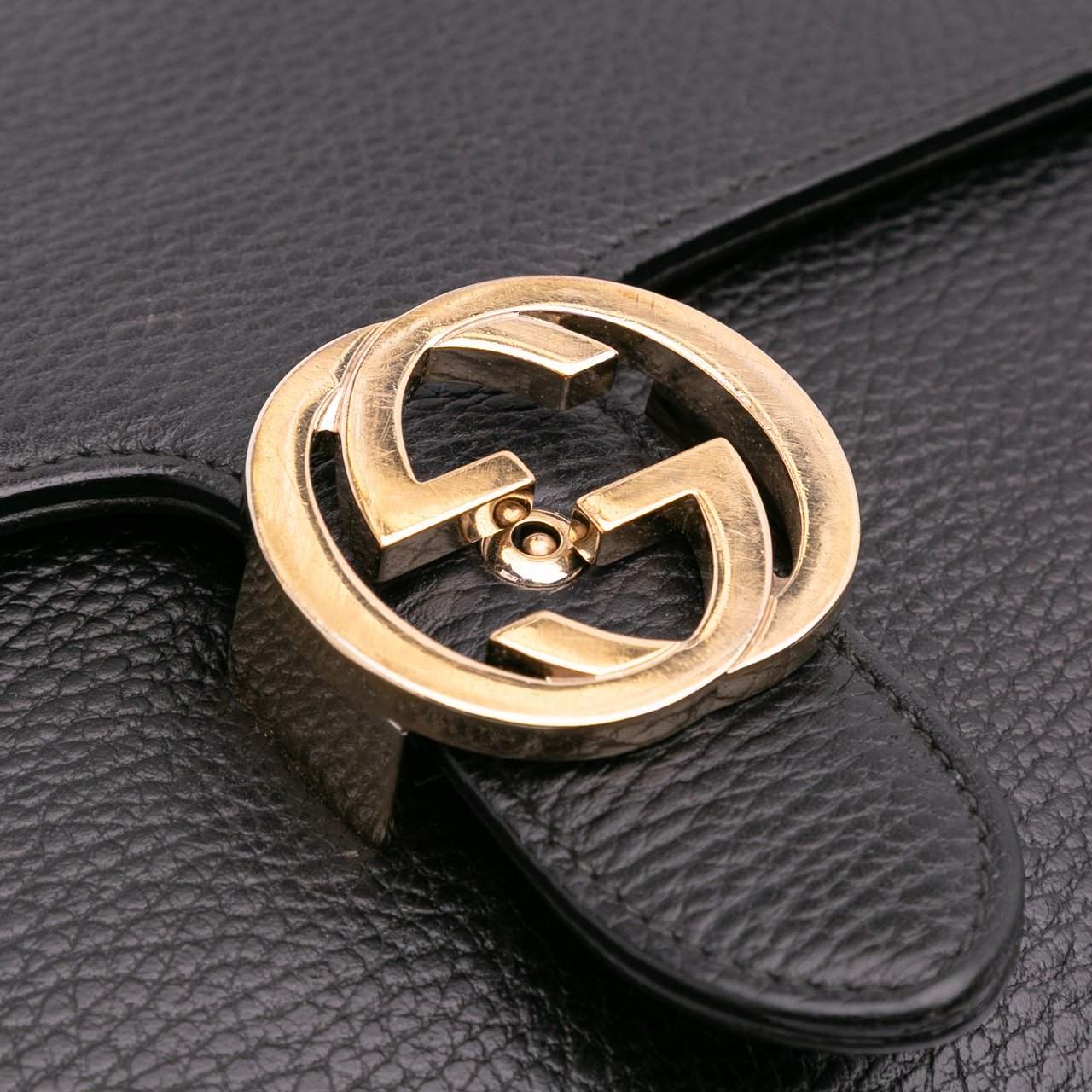 Gucci Medium Dollar Calfskin Interlocking G Crossbody Zwart
