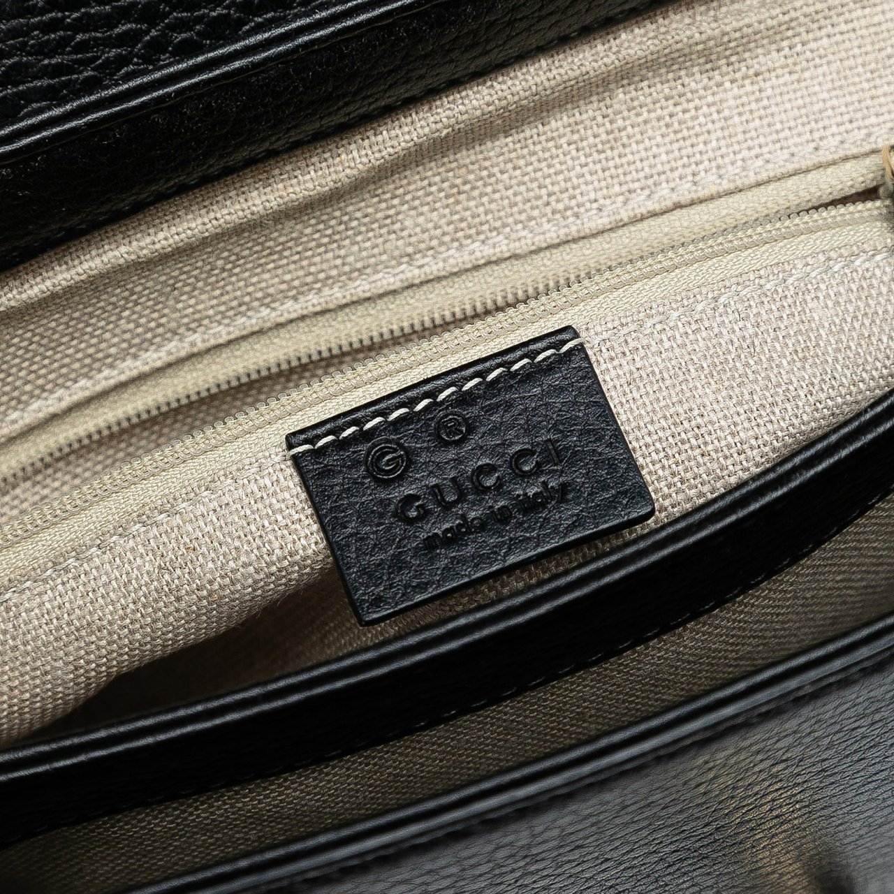 Gucci Small Dollar Calf Interlocking G Satchel Zwart