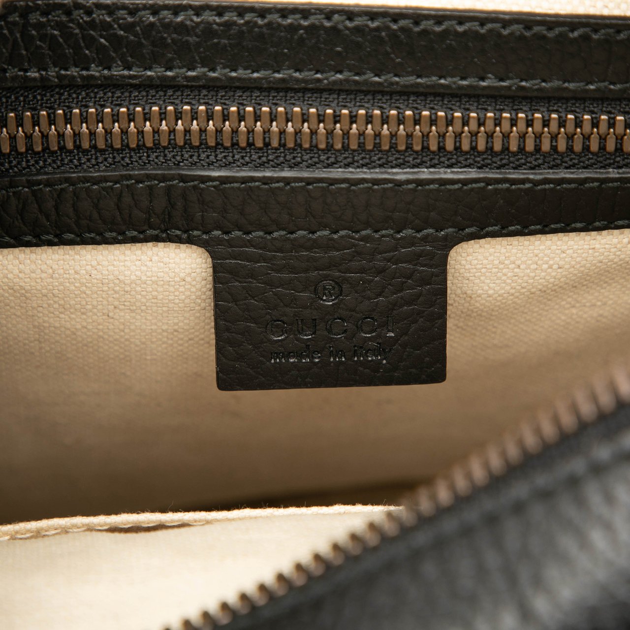 Gucci Grained Calfskin Logo Crossbody Zwart