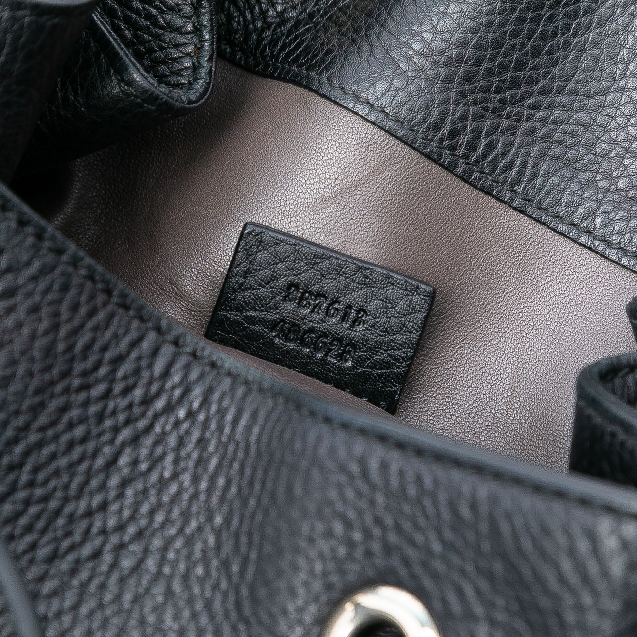 Gucci Pebbled Calfskin Miss Bamboo Tassel Bucket Bag Zwart