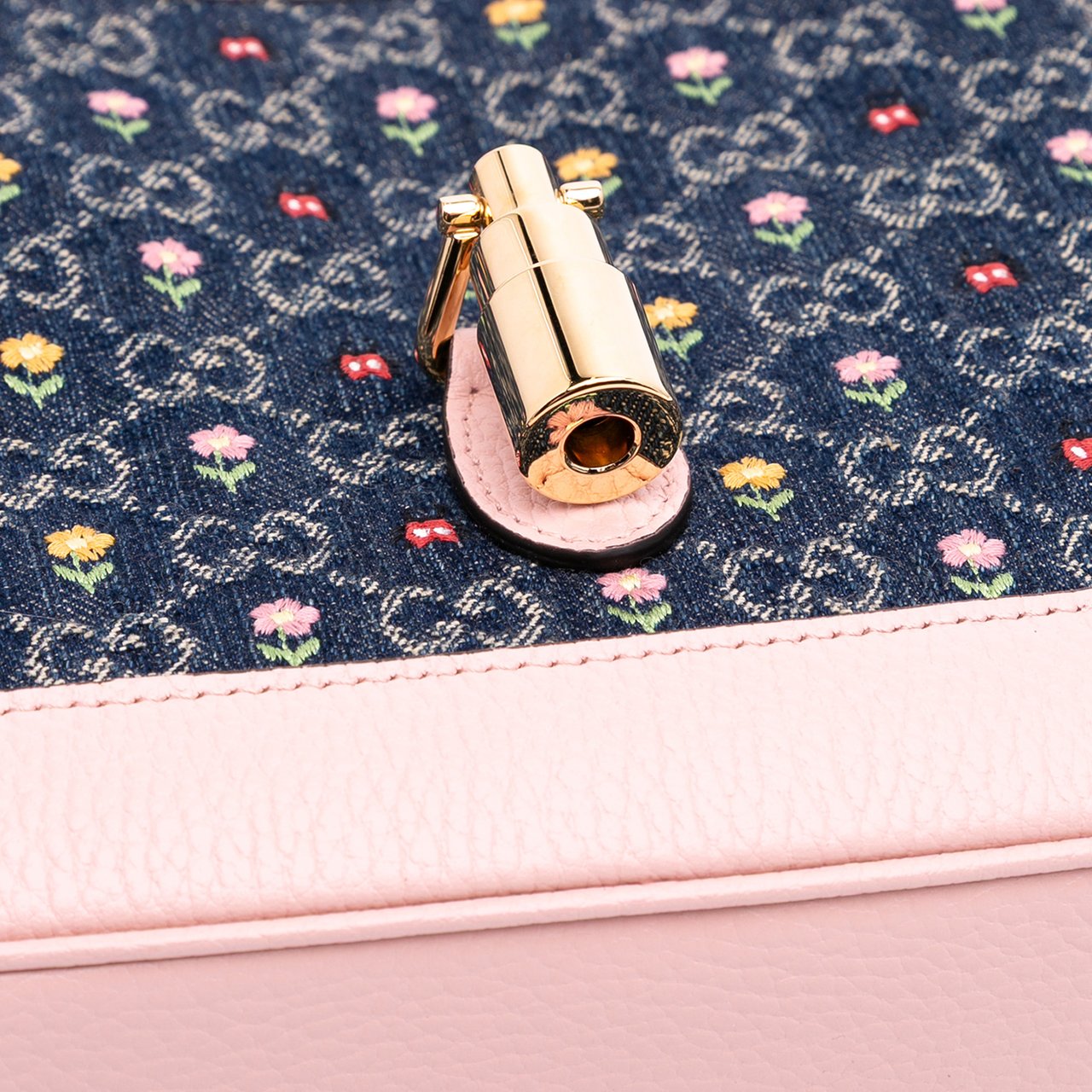 Gucci Limited Edition Small GG Denim Embroidered Floral Jackie 1961 Crossbody Blauw