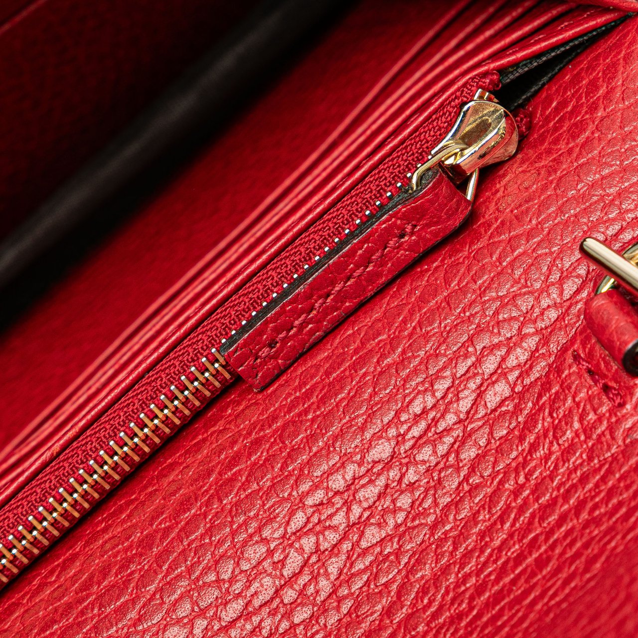 Gucci Leather Interlocking G Dollar Wallet on Chain Rood