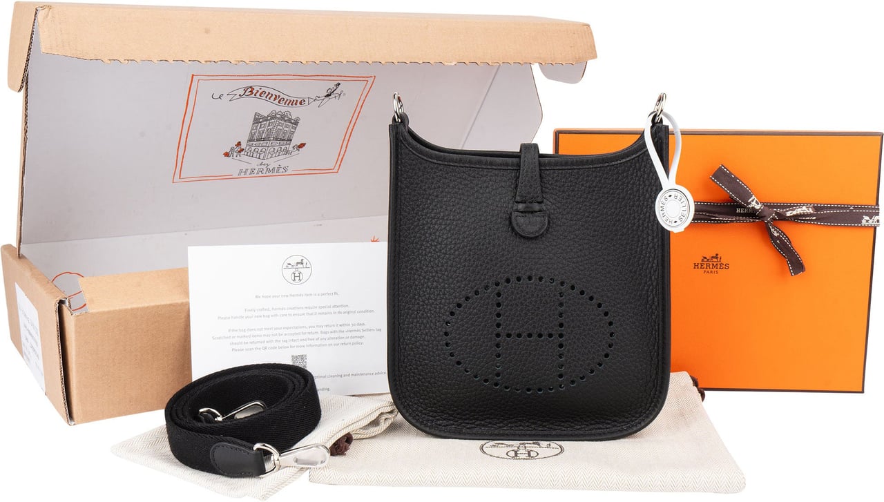 Hermès Hermès Clemence Leather Evelyne 16 Crossbody Bag Zwart