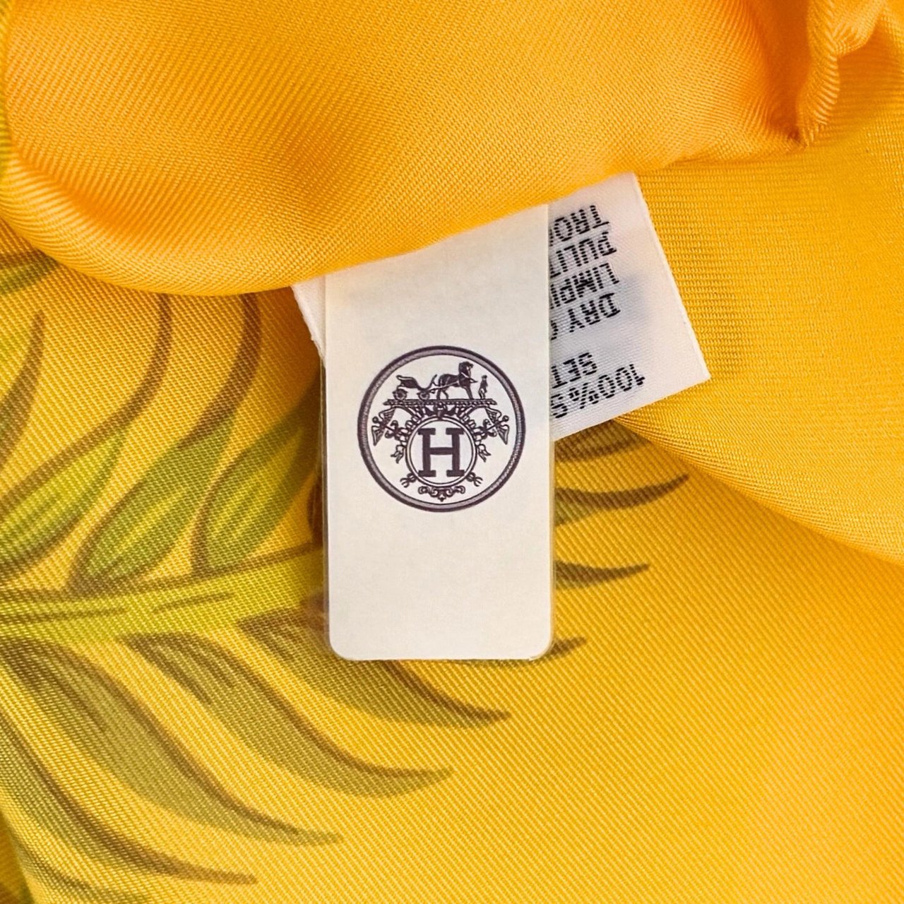 Hermès Hermès Seidenschal Aloha Gelb / neuwertig Geel