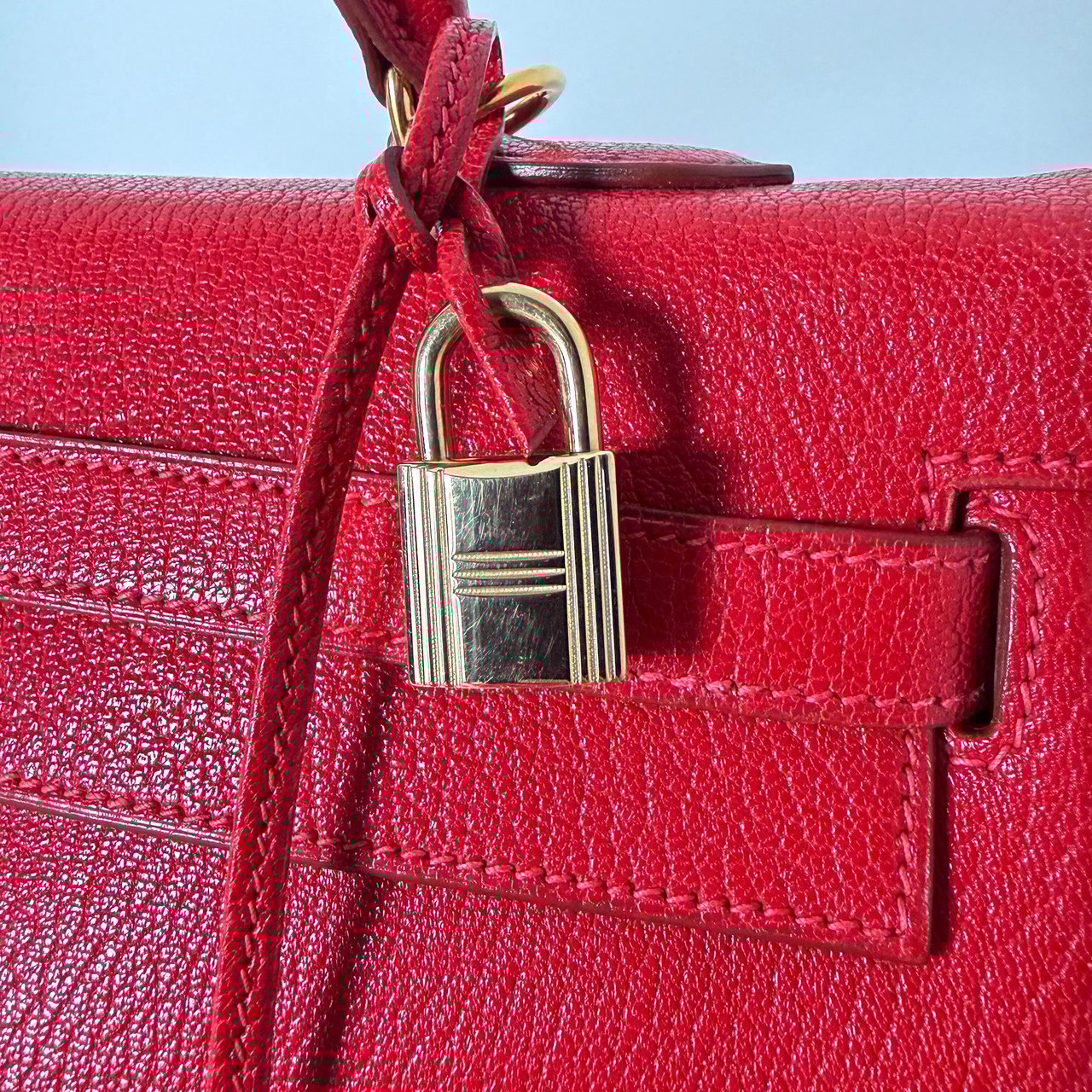 Hermès Hermès Vintage Chèvre Mysore Retourné 35 Kelly Bag Rouge Vif goldene Hardware / sehr gut Rood