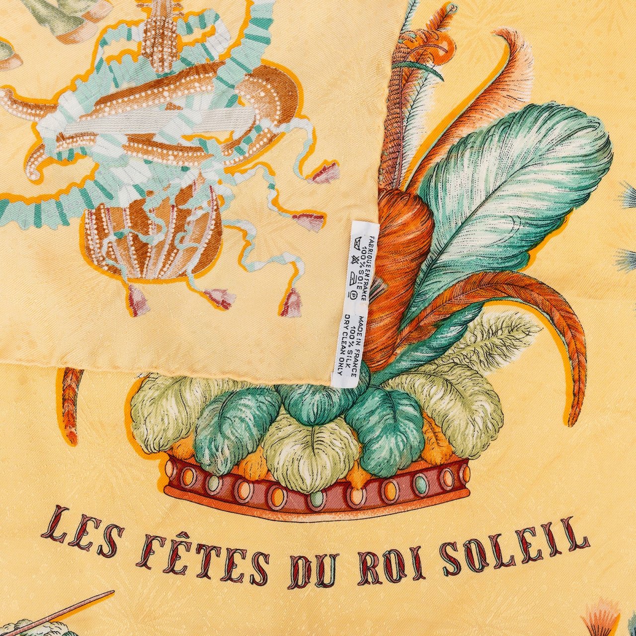 Hermès Les Fêtes du Roi Soleil Silk Carre 90 Scarf Tuch Geel