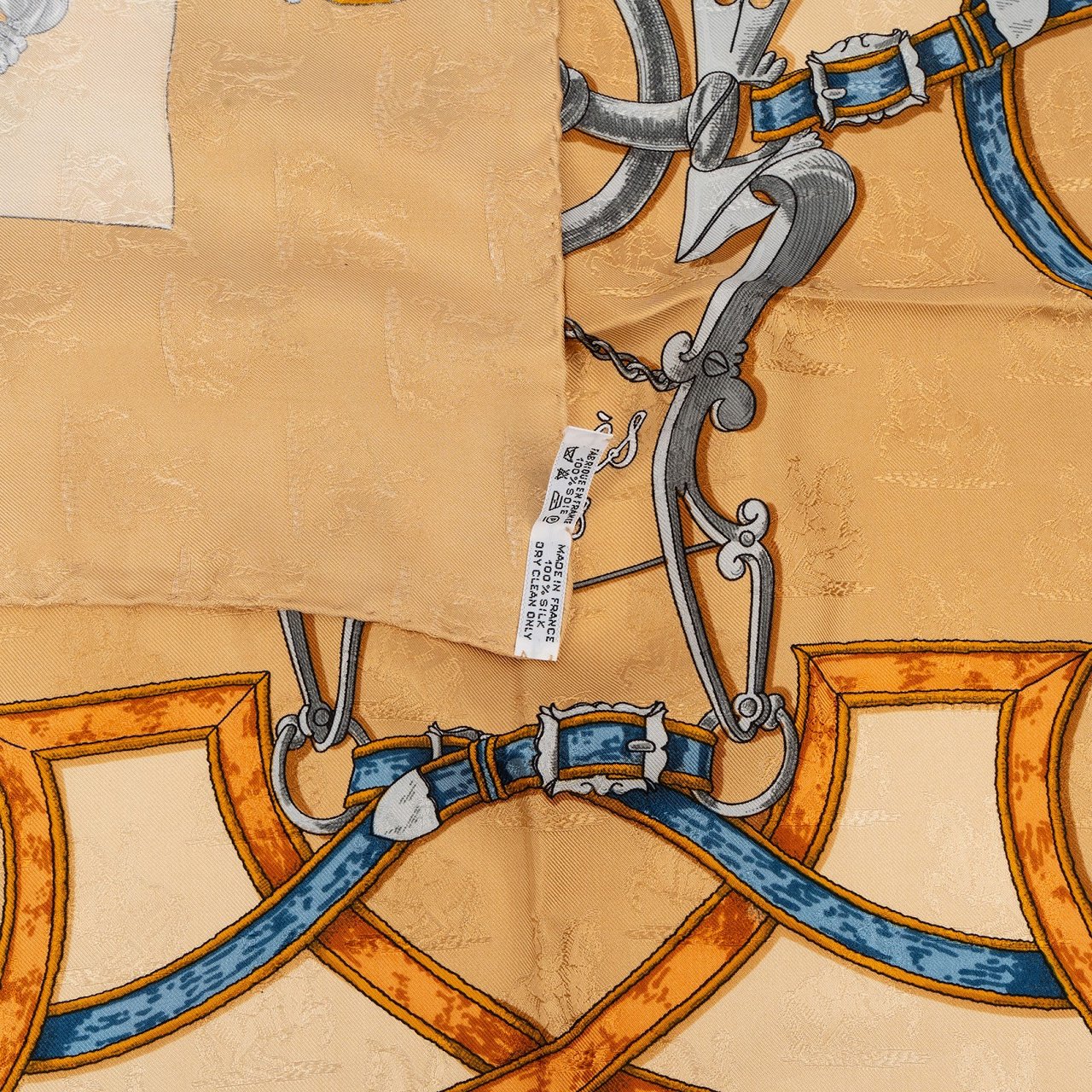 Hermès L'Instruction du Roy Silk 90 Scarf Tuch Goud