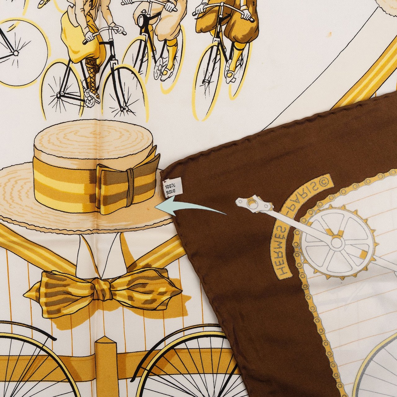 Hermès Les Becanes Silk 90 Scarf Tuch Bruin