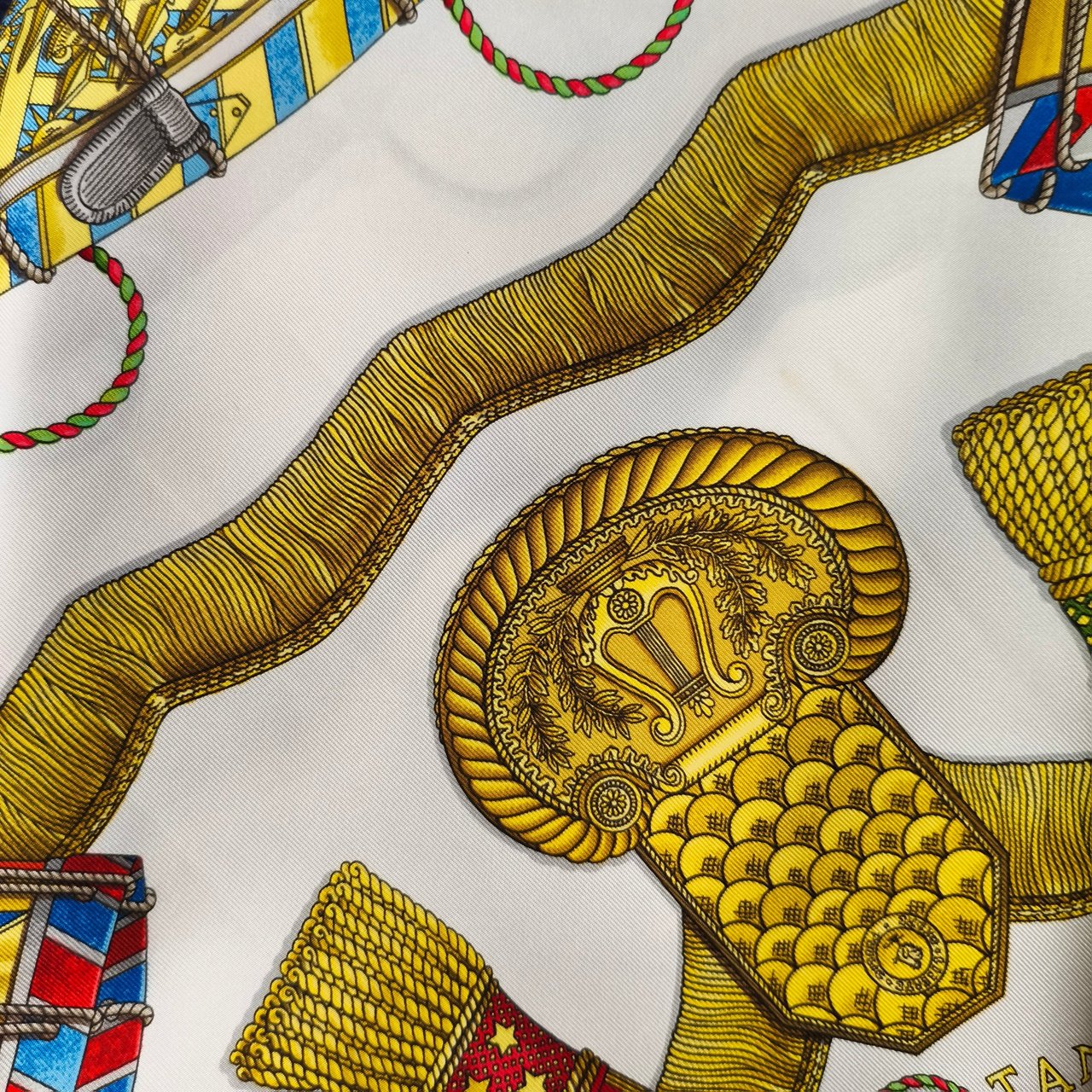 Hermès Les Tambours Silk Carre 90 Scarf Tuch Rood
