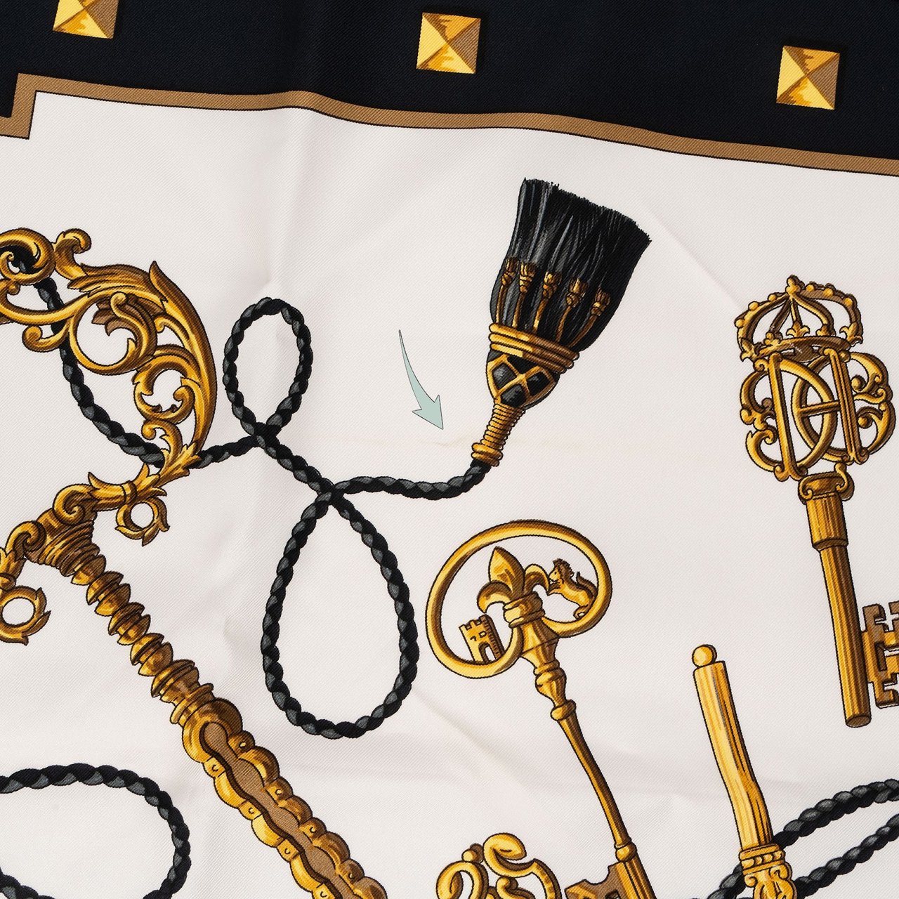 Hermès Les Clés Silk 90 Scarf Tuch Wit