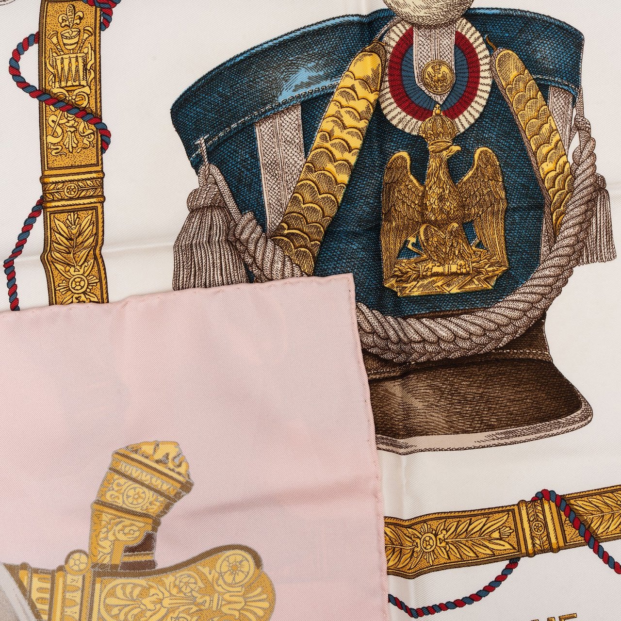 Hermès Grand Uniforme Silk Carre 90 Scarf Tuch Rood