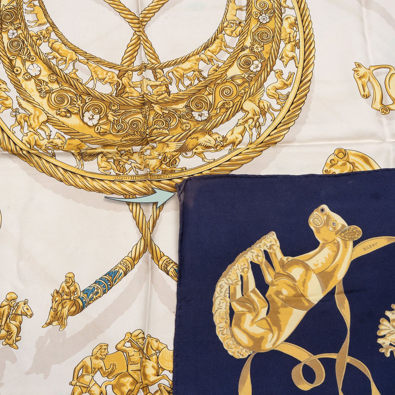 Hermès Hermès Classic "LES CAVALIERS D´OR" Silk Carre 90 Scarf Tuch Blauw