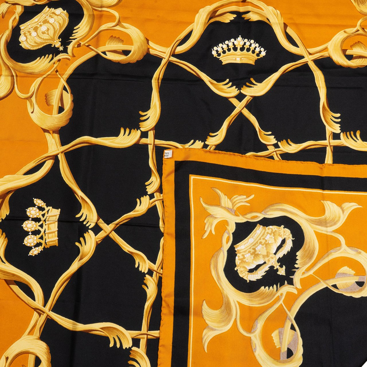Hermès Classic "Krona" Silk Carre 90 Scarf Tuch Geel