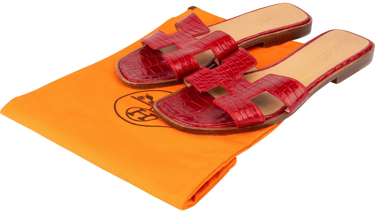 Hermès Hermès Rouge Exotic Crocodile Leather Oran Sandals (36) Rood