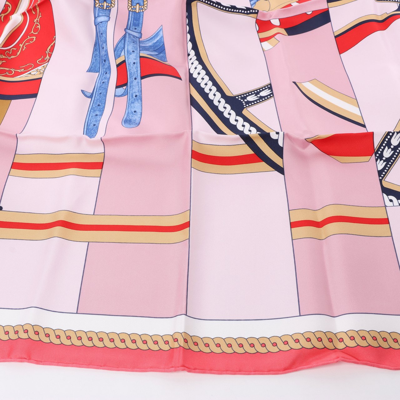 Hermès Hermès Carré 90 "LA BERLINE BAYADERE" 100% Silk Scarf in Pink Roze