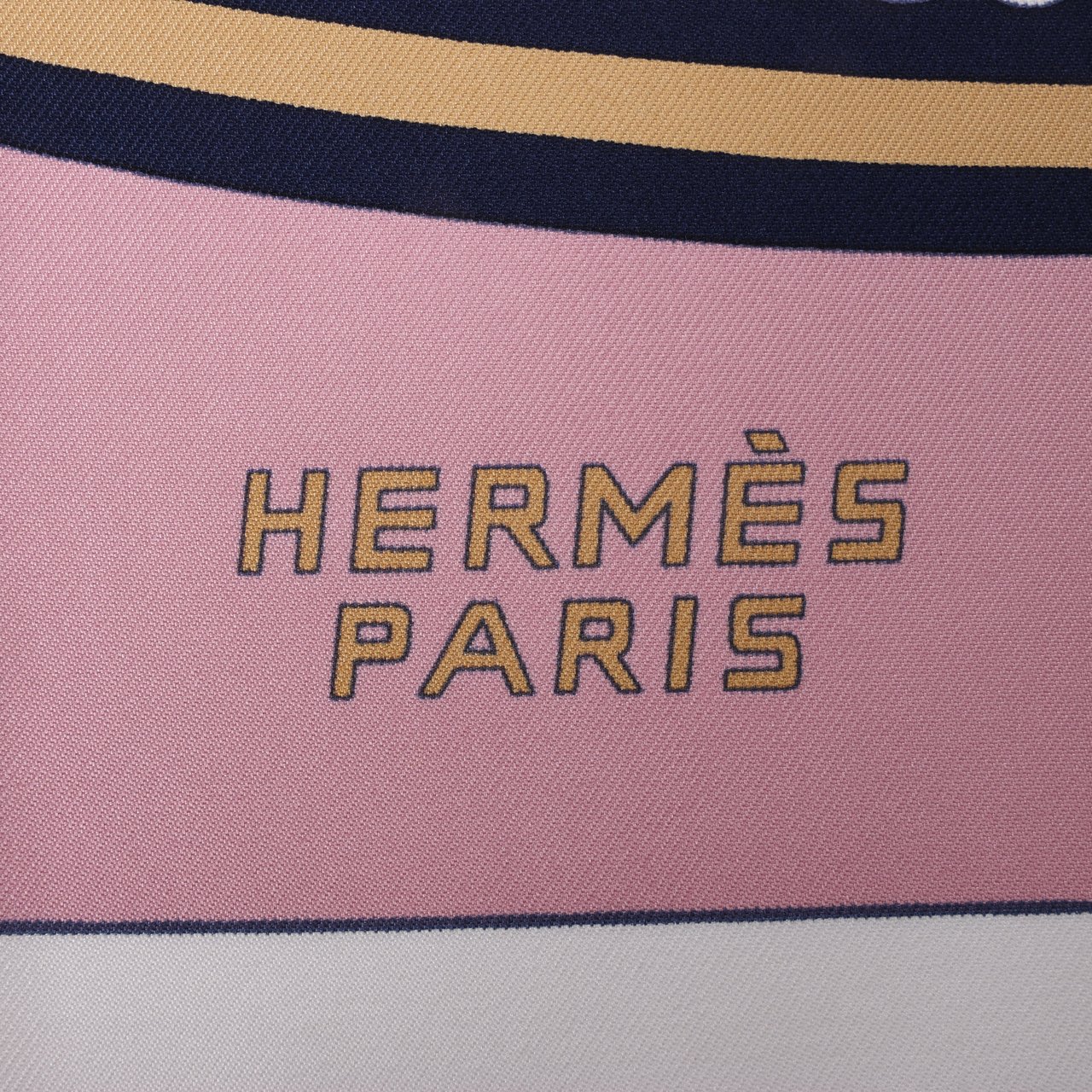 Hermès Hermès Carré 90 "LA BERLINE BAYADERE" 100% Silk Scarf in Pink Roze