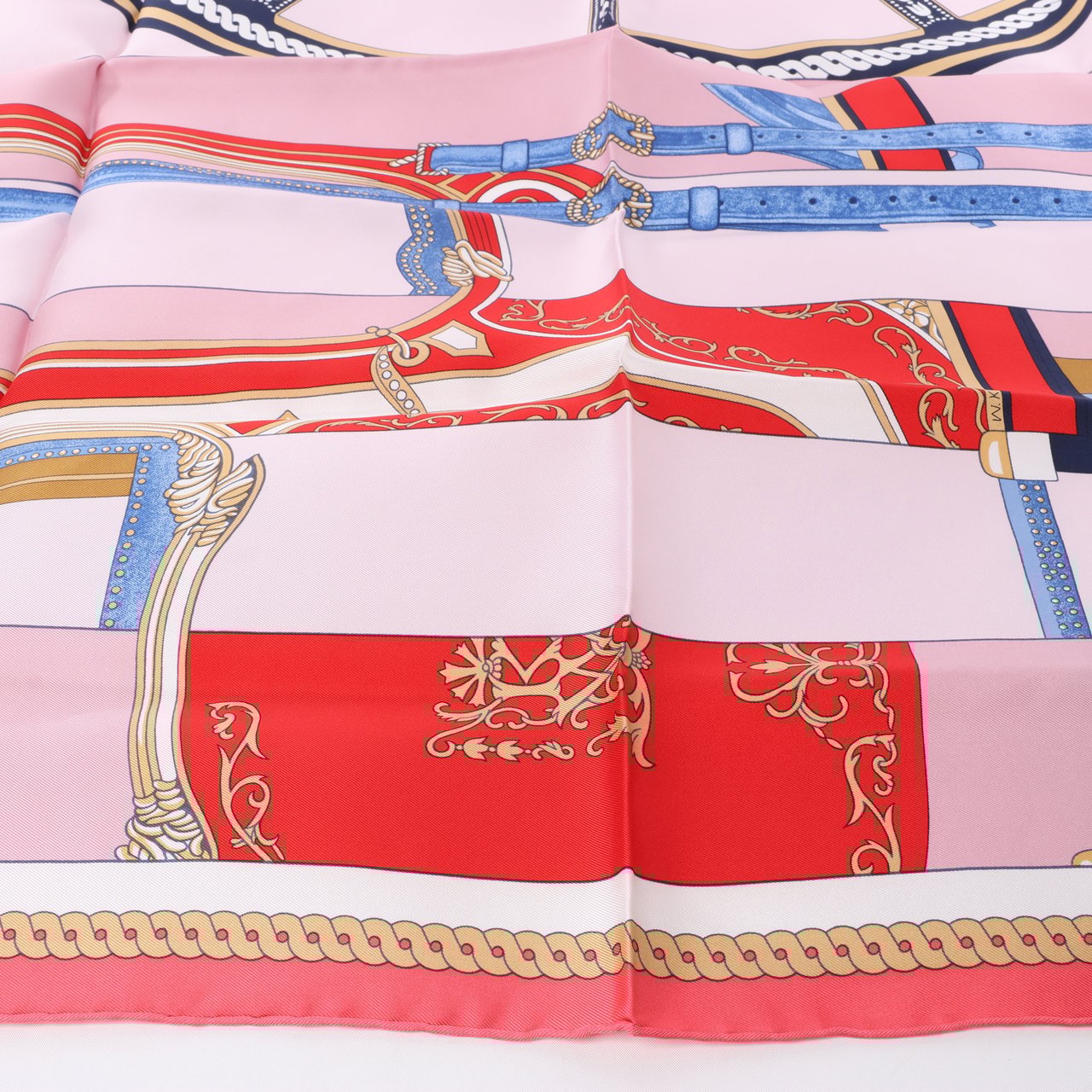 Hermès Hermès Carré 90 "LA BERLINE BAYADERE" 100% Silk Scarf in Pink Roze