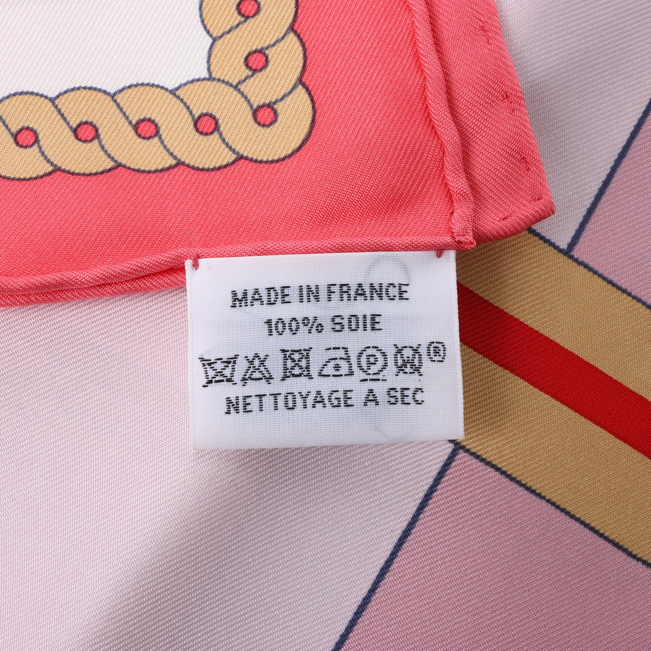 Hermès Hermès Carré 90 "LA BERLINE BAYADERE" 100% Silk Scarf in Pink Roze