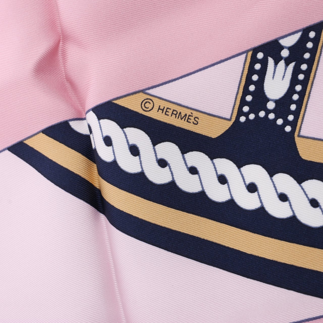 Hermès Hermès Carré 90 "LA BERLINE BAYADERE" 100% Silk Scarf in Pink Roze