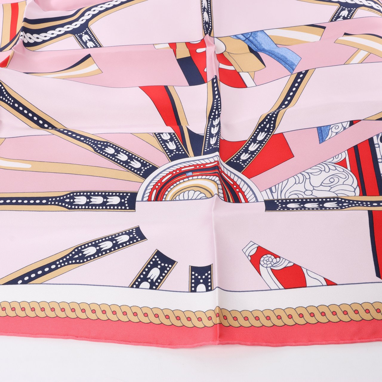 Hermès Hermès Carré 90 "LA BERLINE BAYADERE" 100% Silk Scarf in Pink Roze