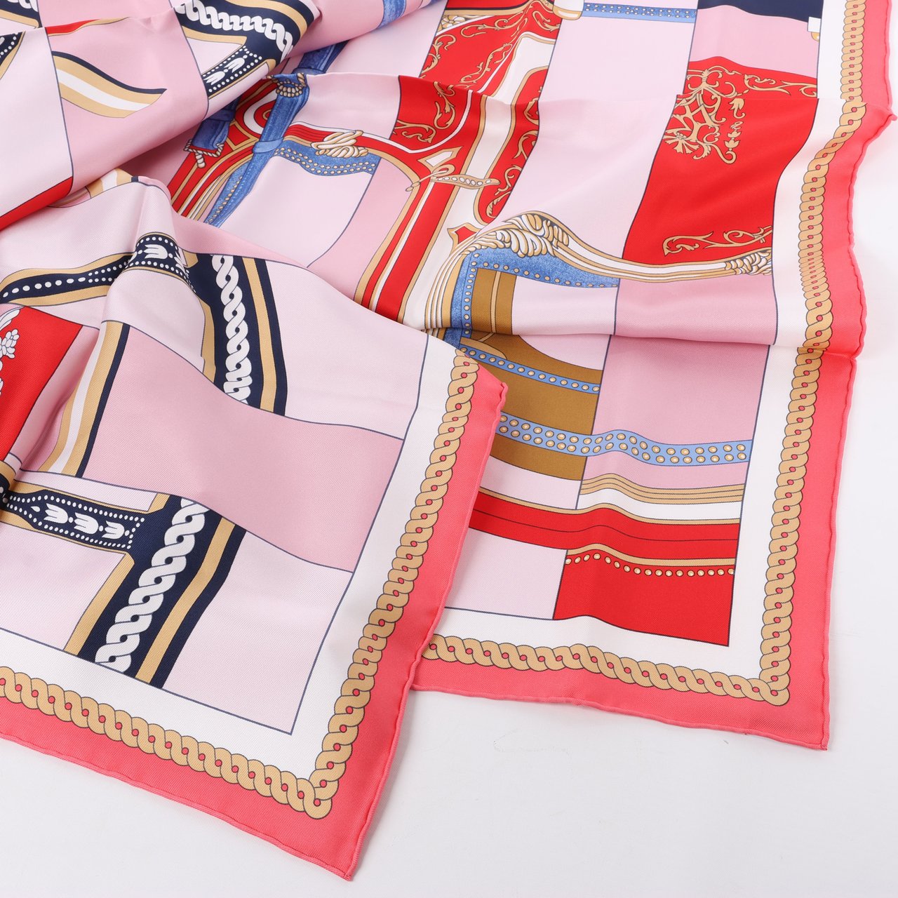 Hermès Hermès Carré 90 "LA BERLINE BAYADERE" 100% Silk Scarf in Pink Roze