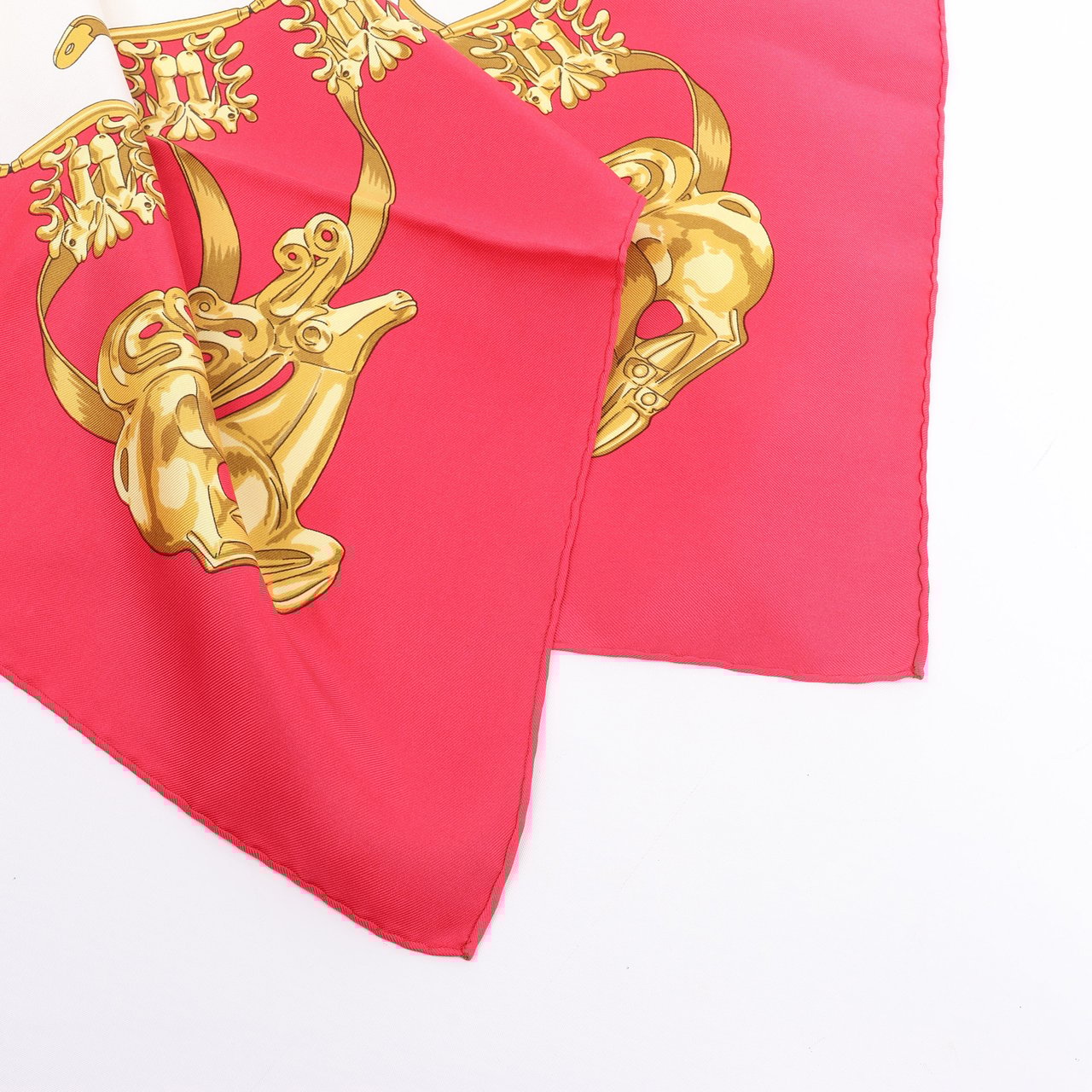 Hermès Hermès Carré 90 "LES CAVALIERS D'OR" 100% Silk Scarf in Red Rood