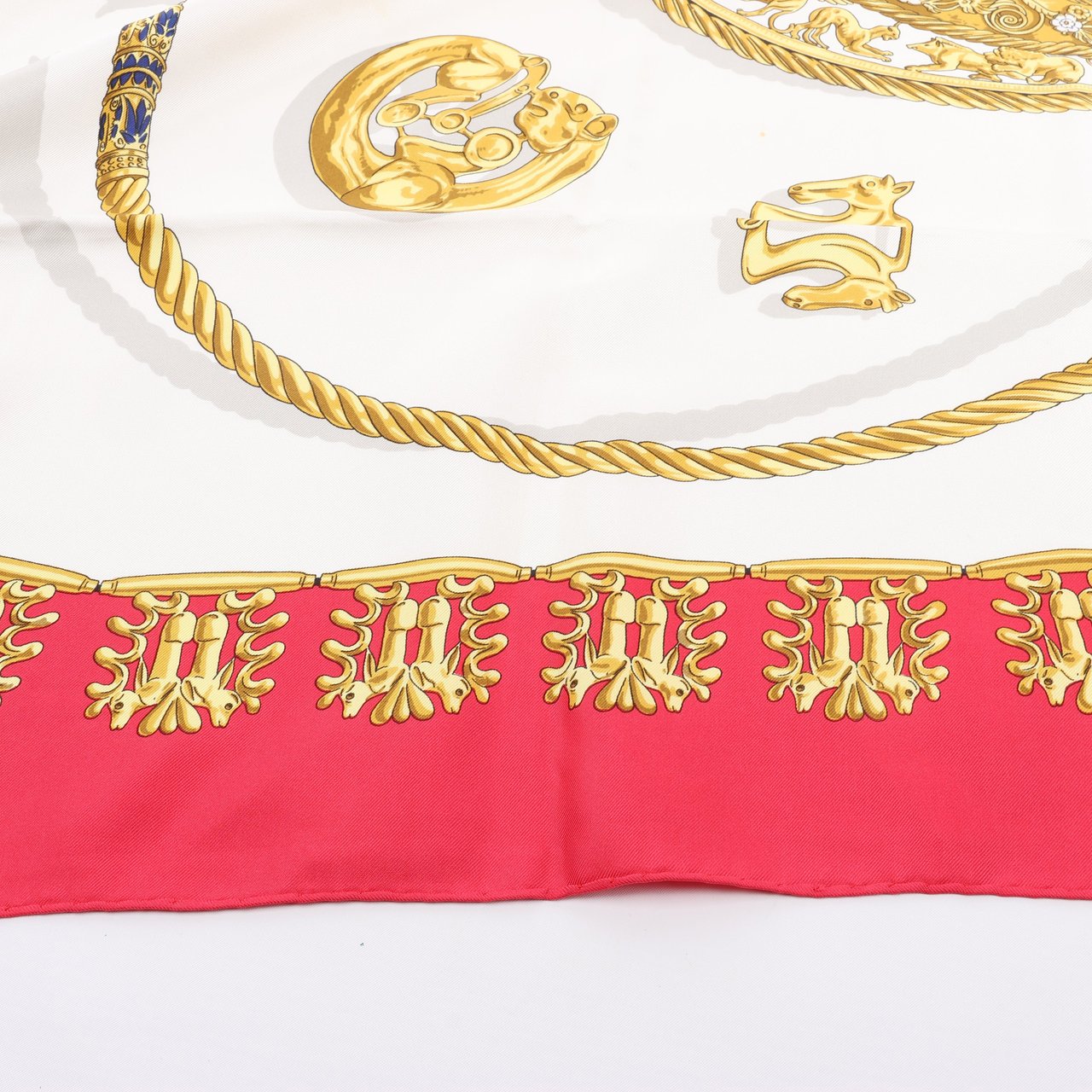 Hermès Hermès Carré 90 "LES CAVALIERS D'OR" 100% Silk Scarf in Red Rood