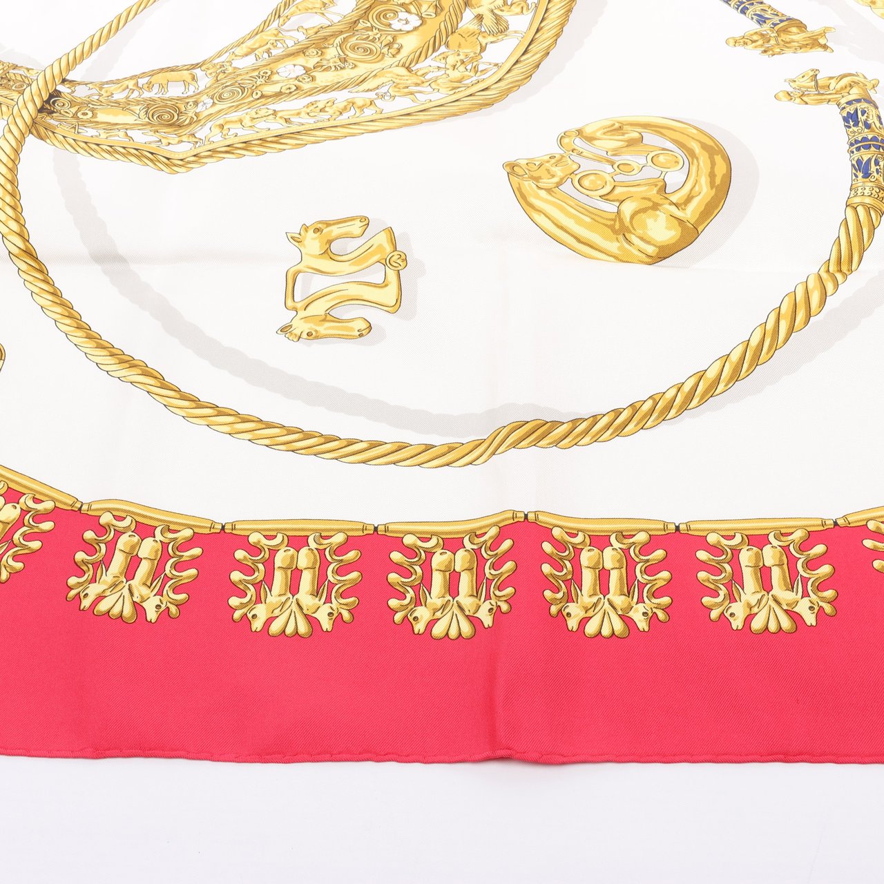 Hermès Hermès Carré 90 "LES CAVALIERS D'OR" 100% Silk Scarf in Red Rood