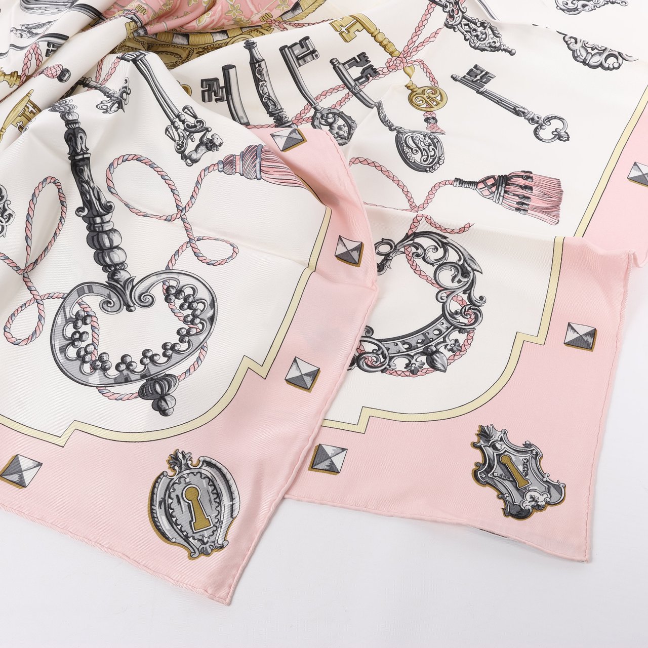 Hermès Hermès Carré 90 "LES CLES" 100% Silk Scarf in Pink Roze