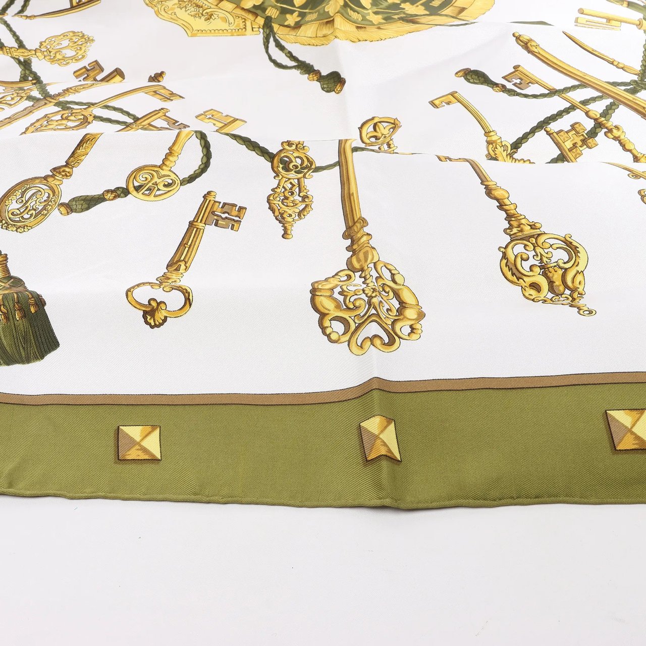 Hermès Hermès Carré 90 "LES CLES" Silk handkerchief in Khaki Bruin