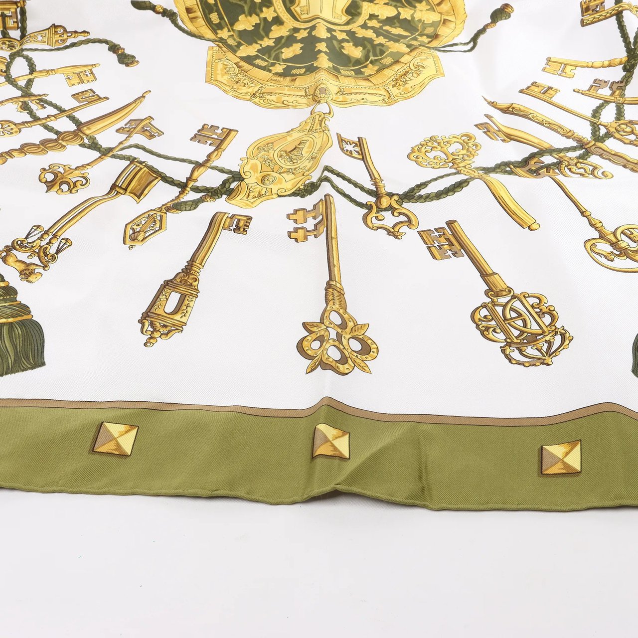 Hermès Hermès Carré 90 "LES CLES" Silk handkerchief in Khaki Bruin