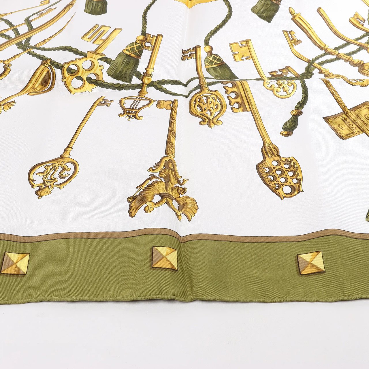 Hermès Hermès Carré 90 "LES CLES" Silk handkerchief in Khaki Bruin