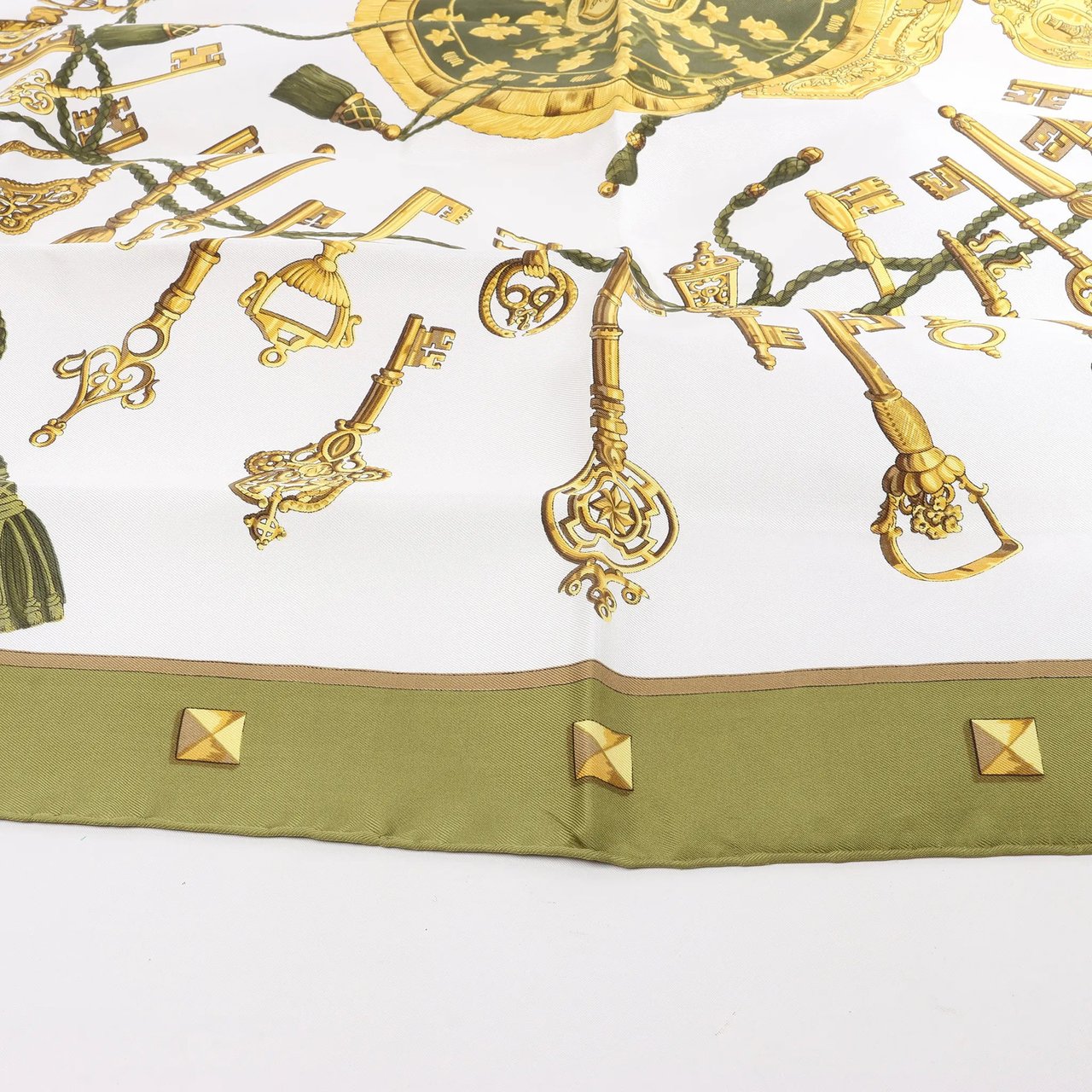 Hermès Hermès Carré 90 "LES CLES" Silk handkerchief in Khaki Bruin